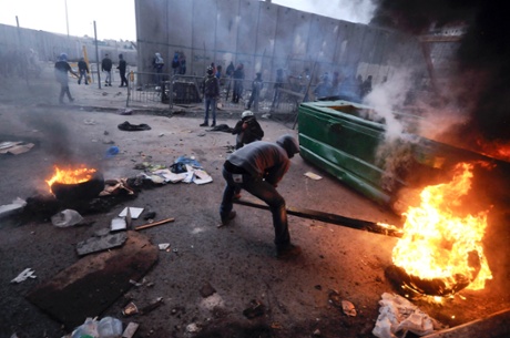 Palestinians burn tires during clashes with Israeli border police in east Jerusalem