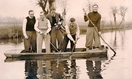 Chelsea footballers attempt to retrieve a golf ball. From left to right: Tommy Law, Hughie Gallacher, George Barber, Bill Russell and Alex Jackson.