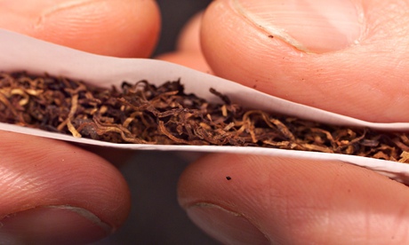Hand-rolling tobacco in a cigarette