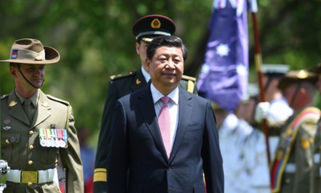 Chinese President Xi Jinping (C) receives a ceremonial welcome on the lawns of Government House in Canberra, Australia, 17 November 2014. Xi Jinping, who attended the G20 Leaders Summit in Brisbane, will be delivering an address to the Australian parliament on 17 November.