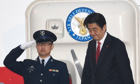Japanese Prime Minister Shinzo Abe (R) leaves the airplane as he arrive at Haneda international airport in Tokyo on November 17, 2014.