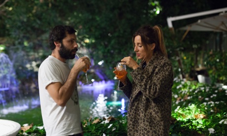 Morwenna with the recently single filmmaker, drinking cocktails