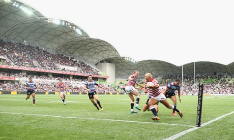 England winger Ryan Hall takes England out to a 10-4 lead and seems pleased about it. Photo by Cameron Spencer/Getty Images.