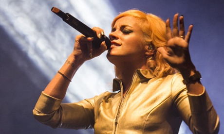 Lily Allen sings in Dubai