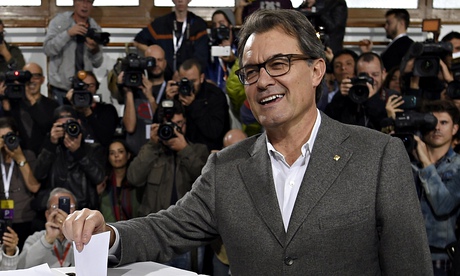 President of Catalonia's regional government Artur Mas casting his ballot to vote in Barcelona on 9 