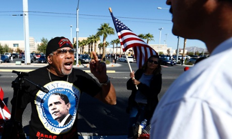 Ken Adams (L) argues with an anti-Obama protester outside a high school where President Obama is scheduled to deliver remarks on his use of executive authority to relax U.S. immigration policy in Vegas, Nevada November 21, 2014.