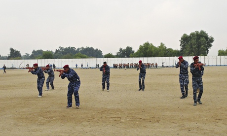 Sunni tribesmen take part in military training