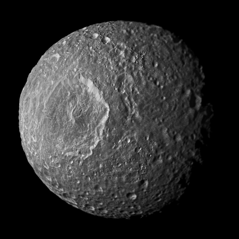Saturn Moon May Hide a 'Fossil' Core or an Ocean