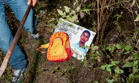 Mexico grave-digging