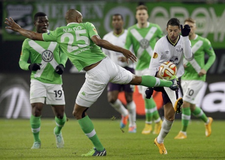 Naldo challenges Kevin Mirallas, Wolfsburg are on top.
