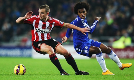 Lee Cattermole does his best to outfox Willian.