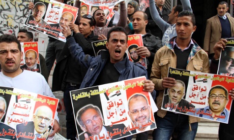 Street vendors protest outside the high court with signs reading ‘Unite and save Egypt’. Cairo police have been shunting them away from the downtown area. 