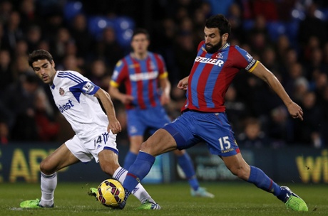 Palace’s Australian midfielder Mile Jedinak keeps the ball from Sunderland’s Spanish midfielder Jordi Gomez.