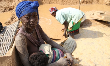Female gold miner, Kono District