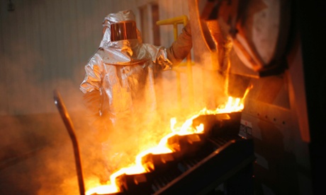 Gold price falls as dollar rises. Photo: Reuters/Chris Wattie