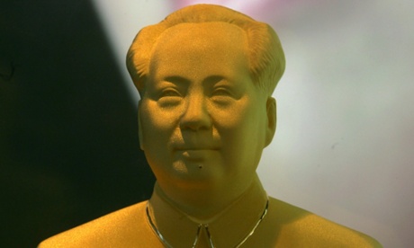 A gold bust of Mao