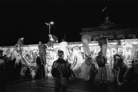A few more people joined the first climber and as people realised no one was shooting, soon more followed. At this point we didn’t really know what was happening. Lots of hearsay and rumour, which was fairly common at that time. I climbed up while there were about a dozen or so of us up there. 9 November 1989