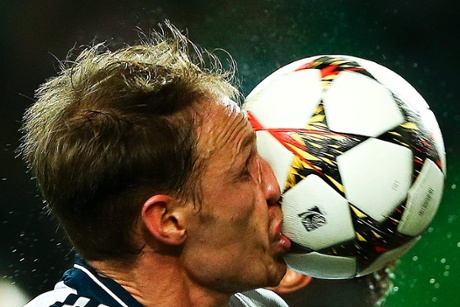 Schalke 04's Benedikt Hoewedes gets the ball in the kisser during their 4-2 defeat to Sporting Lisbon