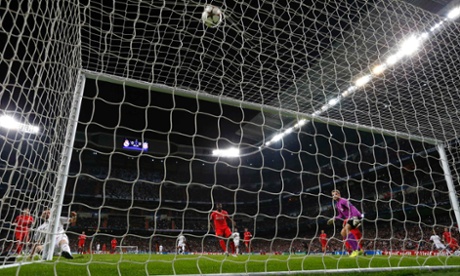 Real Madrid's Karim Benzema (L) scores against Liverpool during their Champions League Group B soccer match at Santiago Bernabeu stadium in Madrid November 4, 2014. REUTERS/Susana Vera (SPAIN - Tags: SPORT SOCCER):rel:d:bm:GF2EAB5022Y01