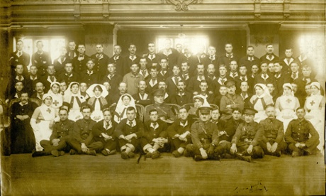 patients and staff at a hospital unit in oxford town hall ww1