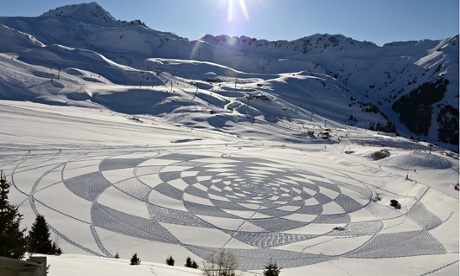 Simon Beck's snow art in the Alps 
