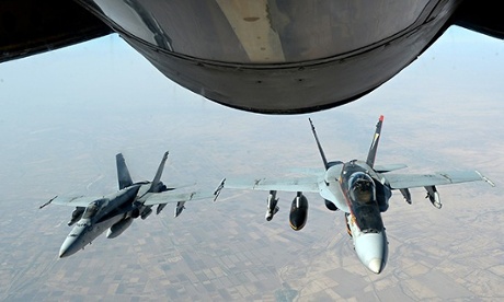 US Navy F-18E Super Hornets supporting operations against IS, after being refueled by a KC-135 Stato