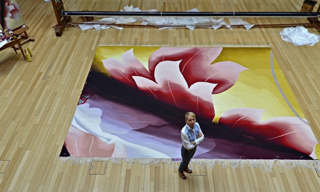 Alison Watt, who was commissioned by Scottish Opera to design a new tapestry, at the cutting-off ceremony in Dovecot Studios. Courtesy of Dovecot Studios.