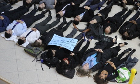 US medical students stage 'die-in.'