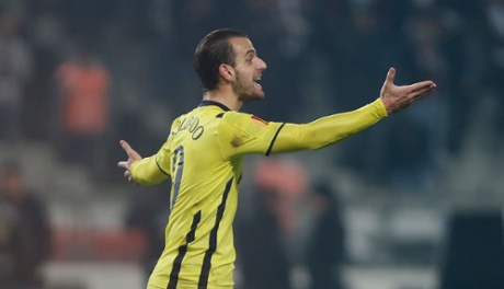 Roberto Soldado replaced by Lamela.