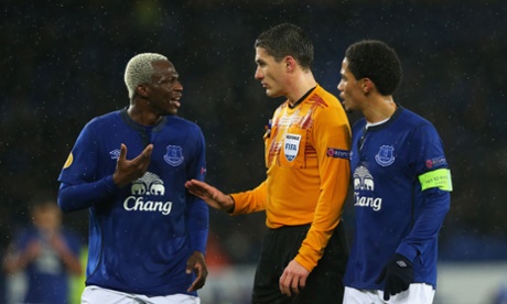 Arouna Kone argues with referee Istvan Kovacs after receiving a yellow card.