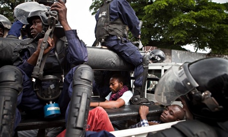 MDG : Human rights in DRC : Policemen sit on a truck after they arrested supporters of opposition