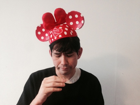 Dean Kissick eating cheese in a hat