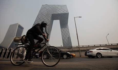 British artist Matt Hope has designed a ‘breathing bicycle’ which filters air as you pedal, then feeds it into your mask.