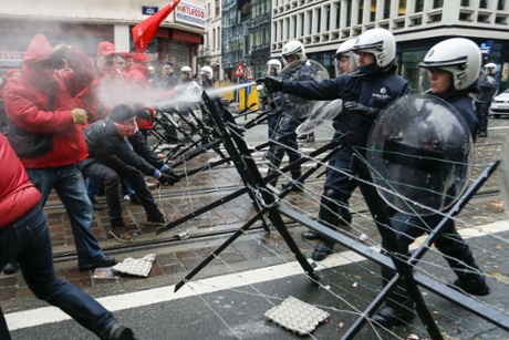 Union members clash with the police outside the N-VA office in Brussels during a national general strike on December 15, 2014 in Brussels.