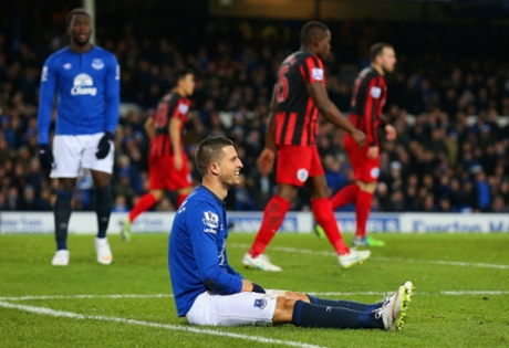 Though the Everton forward does manage a wry smile at the ref's decision to ignore his penalty appeal