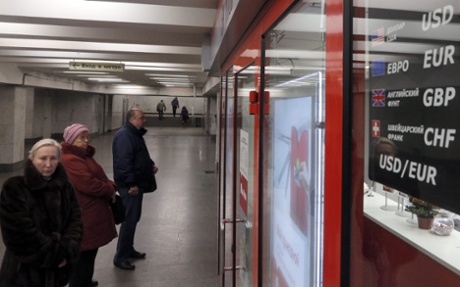 People wait to exchange their currency in front of a currency exchange office in Moscow, 17 December 2014.