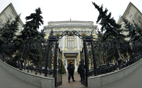 A police officer guards the entrance to the head office of the Central Bank in Moscow on December 17, 2014.