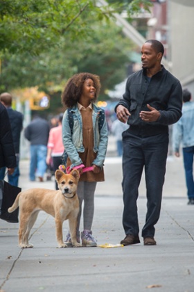 Quvenzhané Wallis (Annie) with Jamie Foxx as Will Stacks.