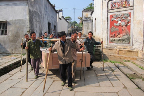 Chinese rural revival  - Ou Ning's Bishan project: The villagers helped for the installation, Yixian International Photo Festival, 2012.