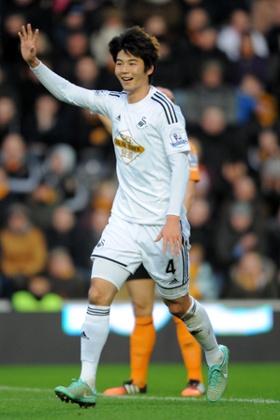 But it's a deflection from Ki Sung-yeung which puts the ball into the net.