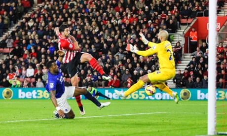 Southampton's Graziano Pelle sticks the ball past  Everton's Tim Howard to make it 2-0.