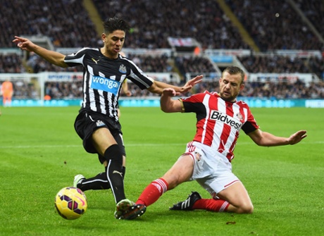 Ayoze Perez challenged by Lee Cattermole