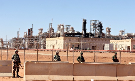 Algerian soldiers guard the In Amenas gas complex