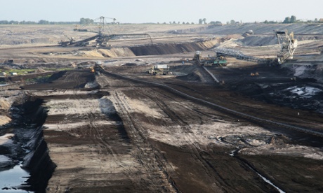 B3H5MA Brown coal opencast mine near Konin. Poland.. Image shot 08/2008. Exact date unknown.browncoalenvironmentholepollutionenergybrown
