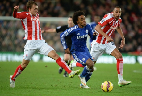 Marc Muniesa tries to take down Willian.