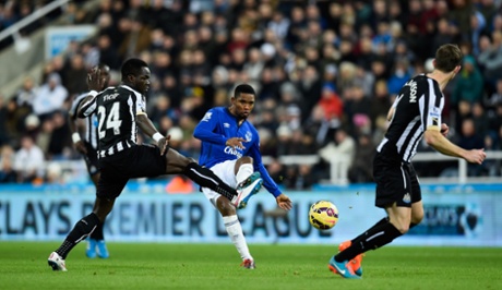 Samuel Eto'o looking classy against Tiote and Williamson.