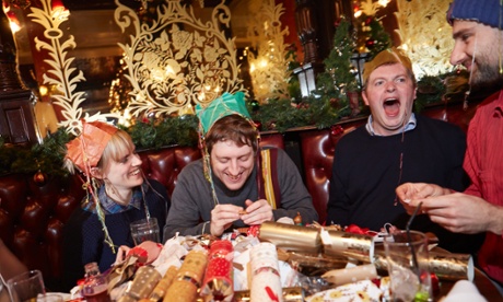 Comedians test Christmas crackers.