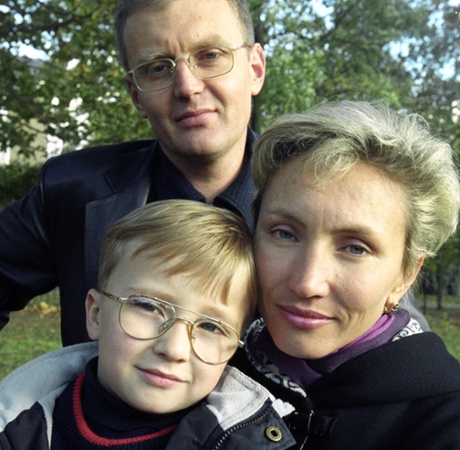 Alexander Litvinenko with his wife Marina and son Anatoly in 2000.