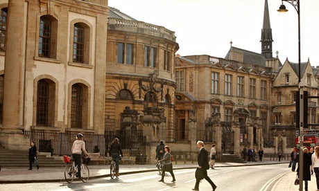 people walk and cycle in Oxford city centre