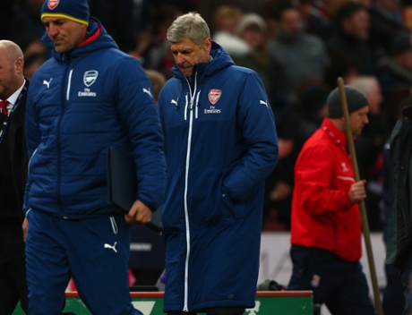 Arsene Wenger shows a look of dejection as he leaves the field at half time.
